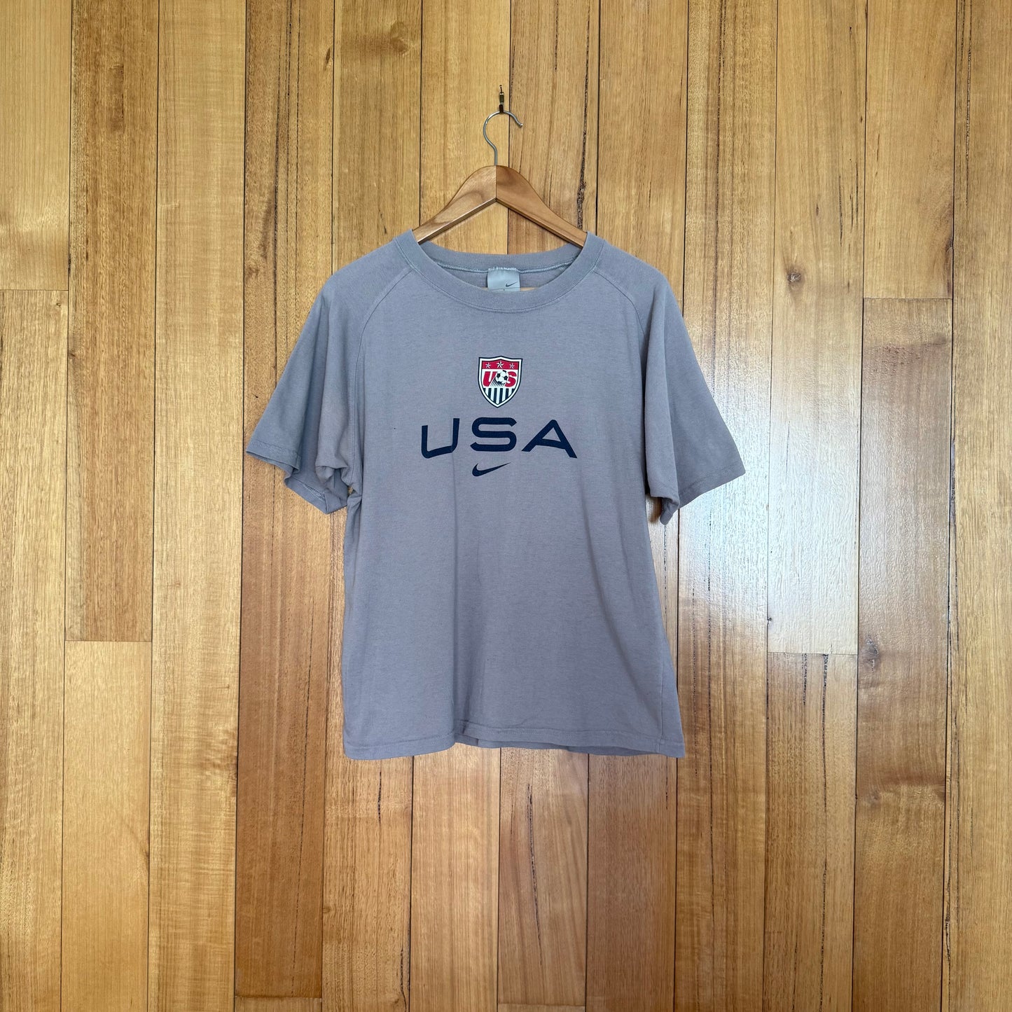 Nike USA Soccer 1998 World Cup T-shirt in grey with blue, white and red print, authentic France 98 memorabilia, pre-owned condition